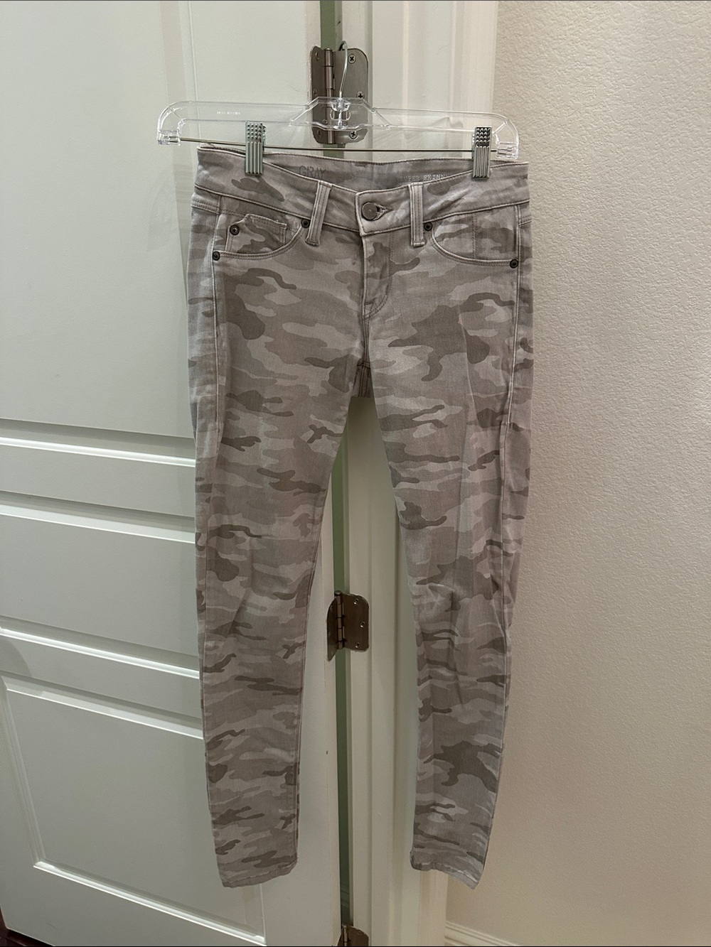 Women's Skinny Camo Jeans in Light Gray